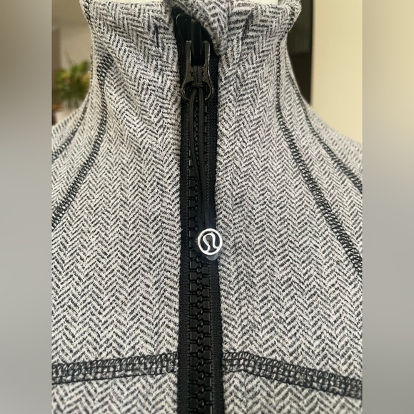 Lululemon Herringbone Full Zip Fitted Jacket Thumbholes Zip Pockets - Picture 7 of 13